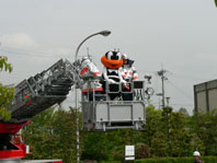 はしご車に乗るすみとくん