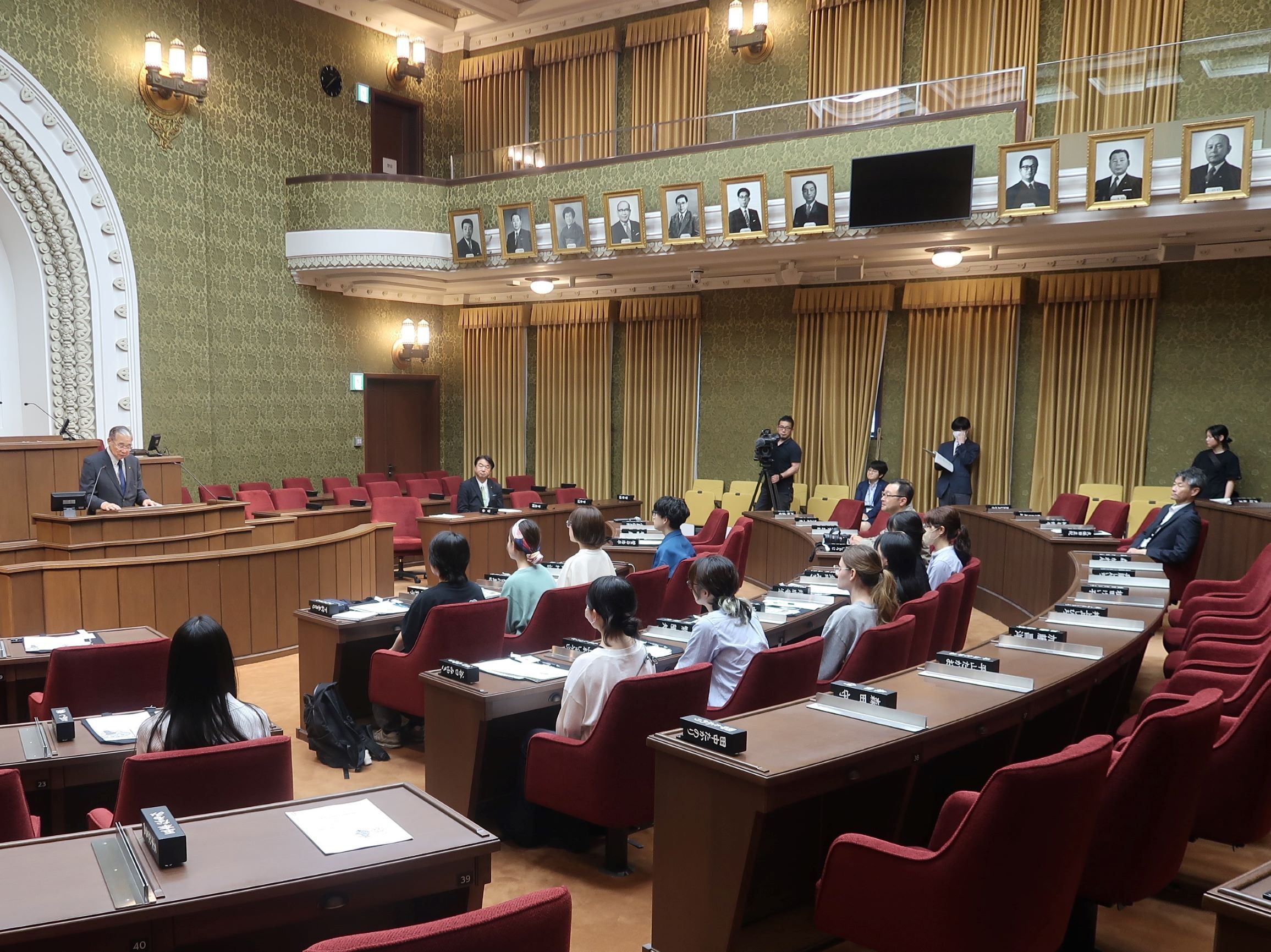 議場訪問の様子