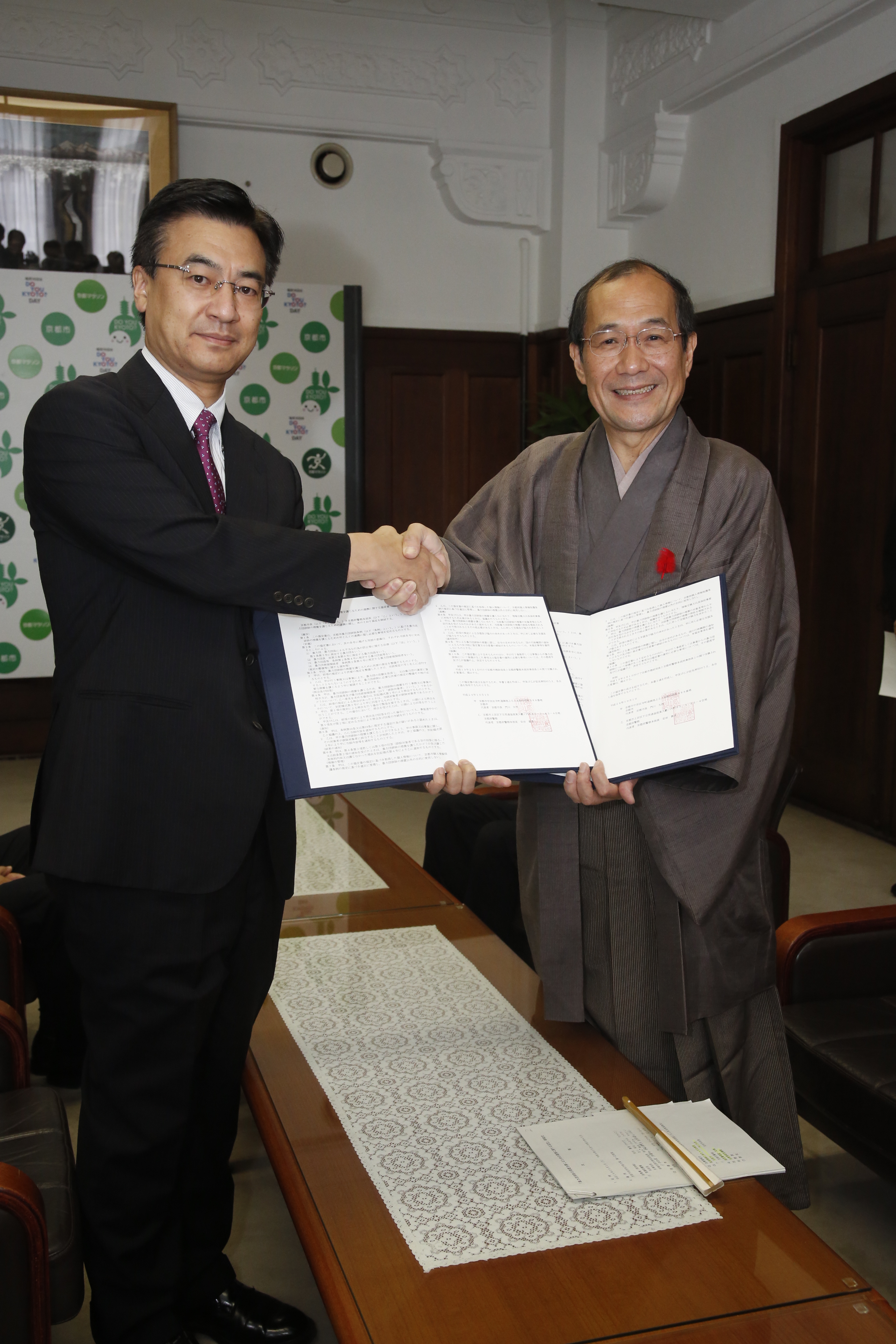 （左）安田貴彦・京都府警察本部長　（右）門川大作・京都市長