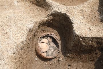 出土した胞衣壺（えなつぼ）