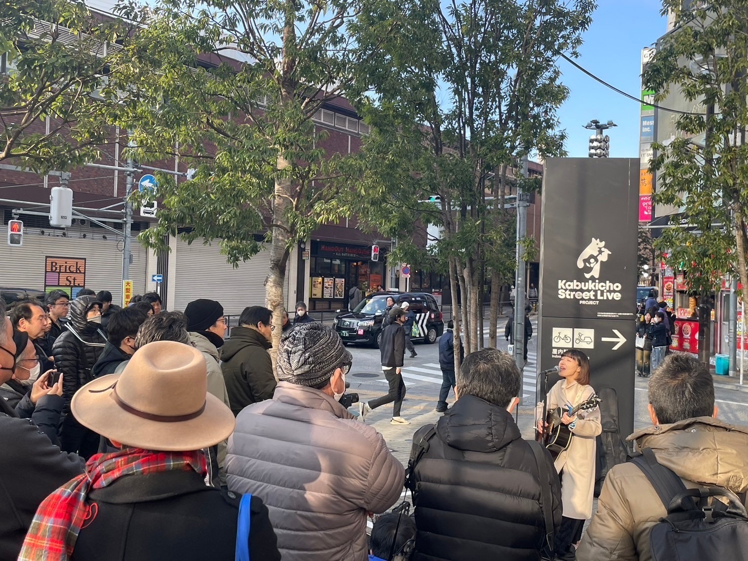 （参考）東京都新宿区にある歌舞伎町タワー前でのストリートライブの様子