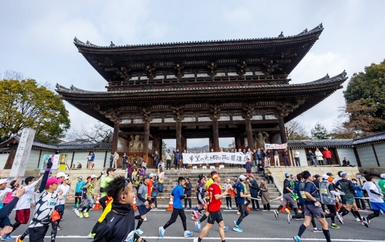 号砲とともにスタートするフルマラソンランナー