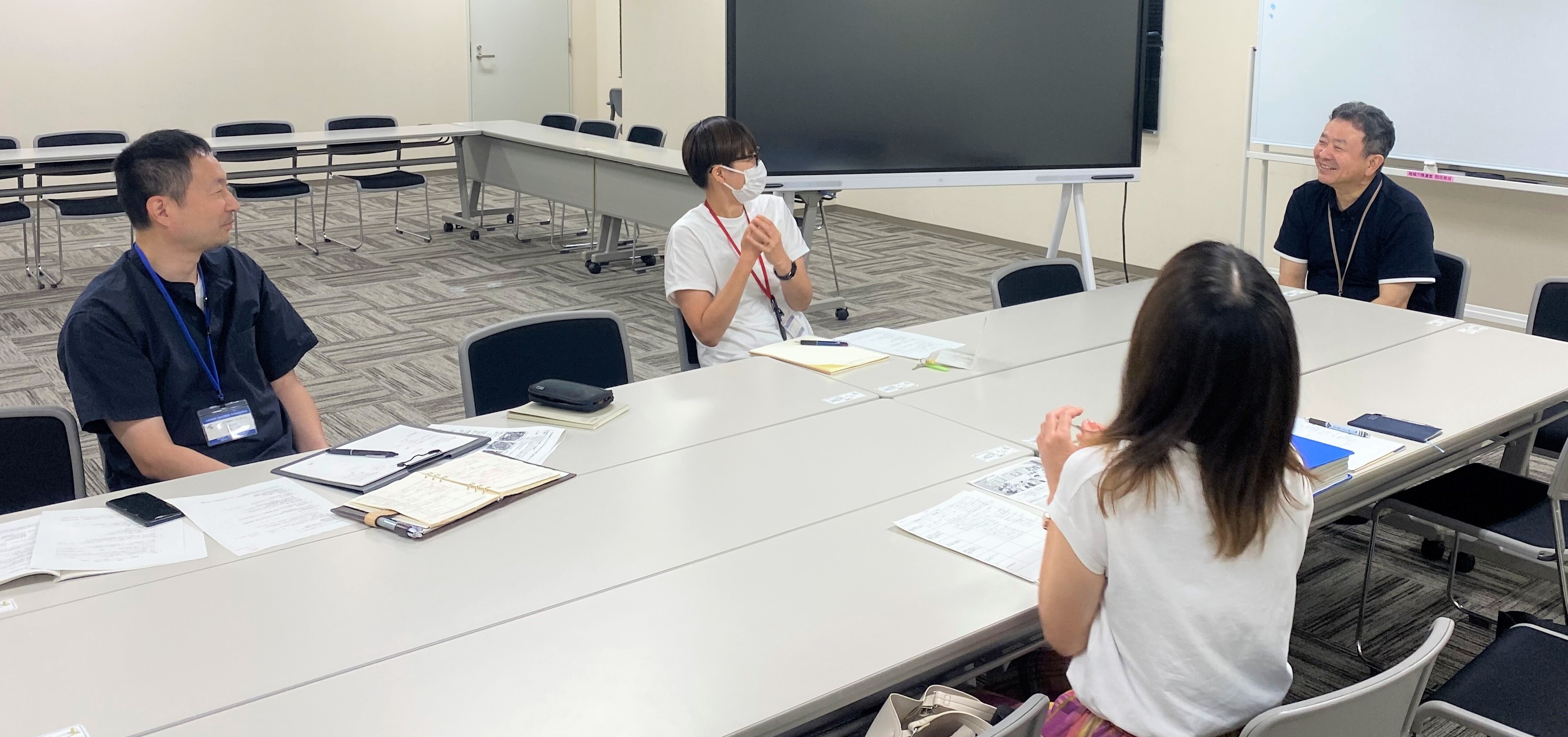 インタビューの様子の写真