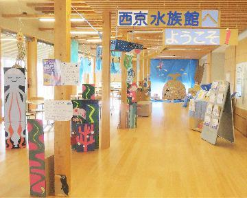 段ボールワークショップで生まれた作品の展示の様子