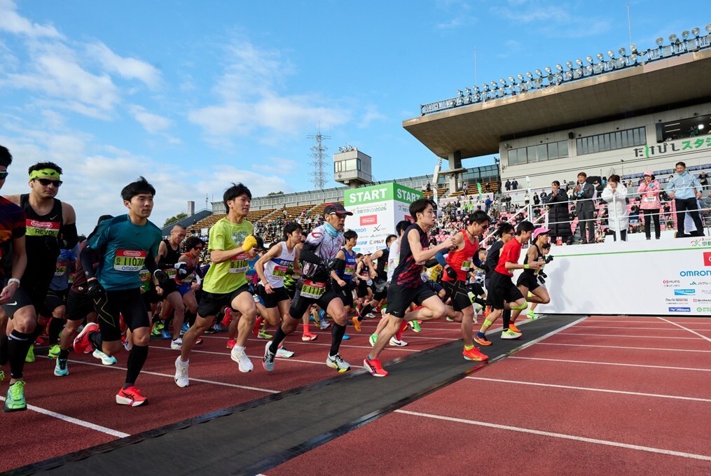 号砲とともにスタートするフルマラソンランナー