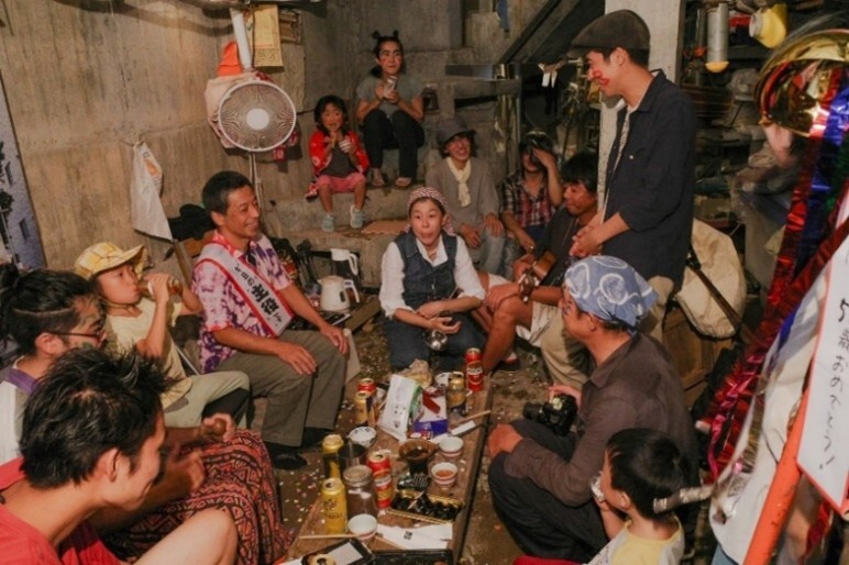 蟻鱒鳶ルでは、多様な人が集まります。建設途中でも イベントなど様々な集いの場がありました。