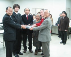 提案書提出の様子の写真