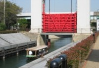 三栖閘門をくぐる十石舟の写真