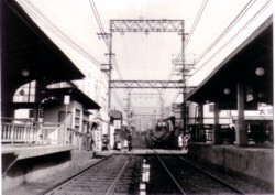桃山駅の改札とホームの写真（昭和35年頃）