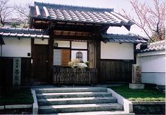 等泉寺の門の写真