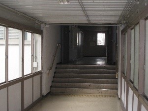 段差のある連絡通路