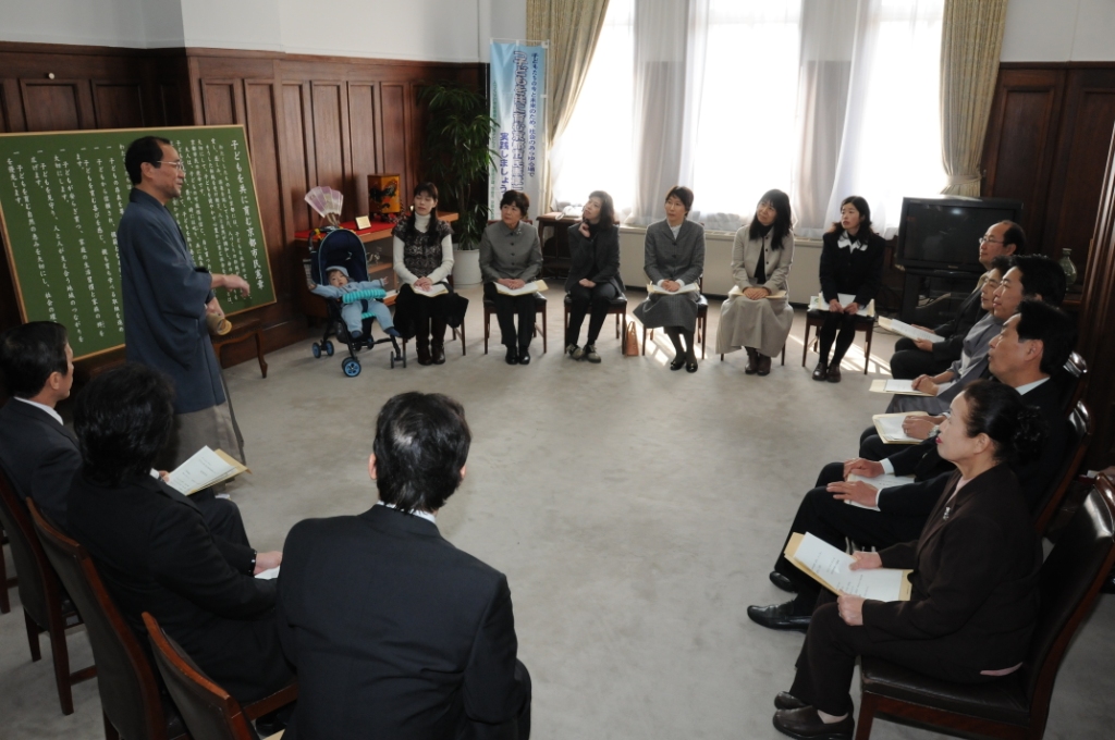 受賞者、選考委員、市長を交えての意見交換