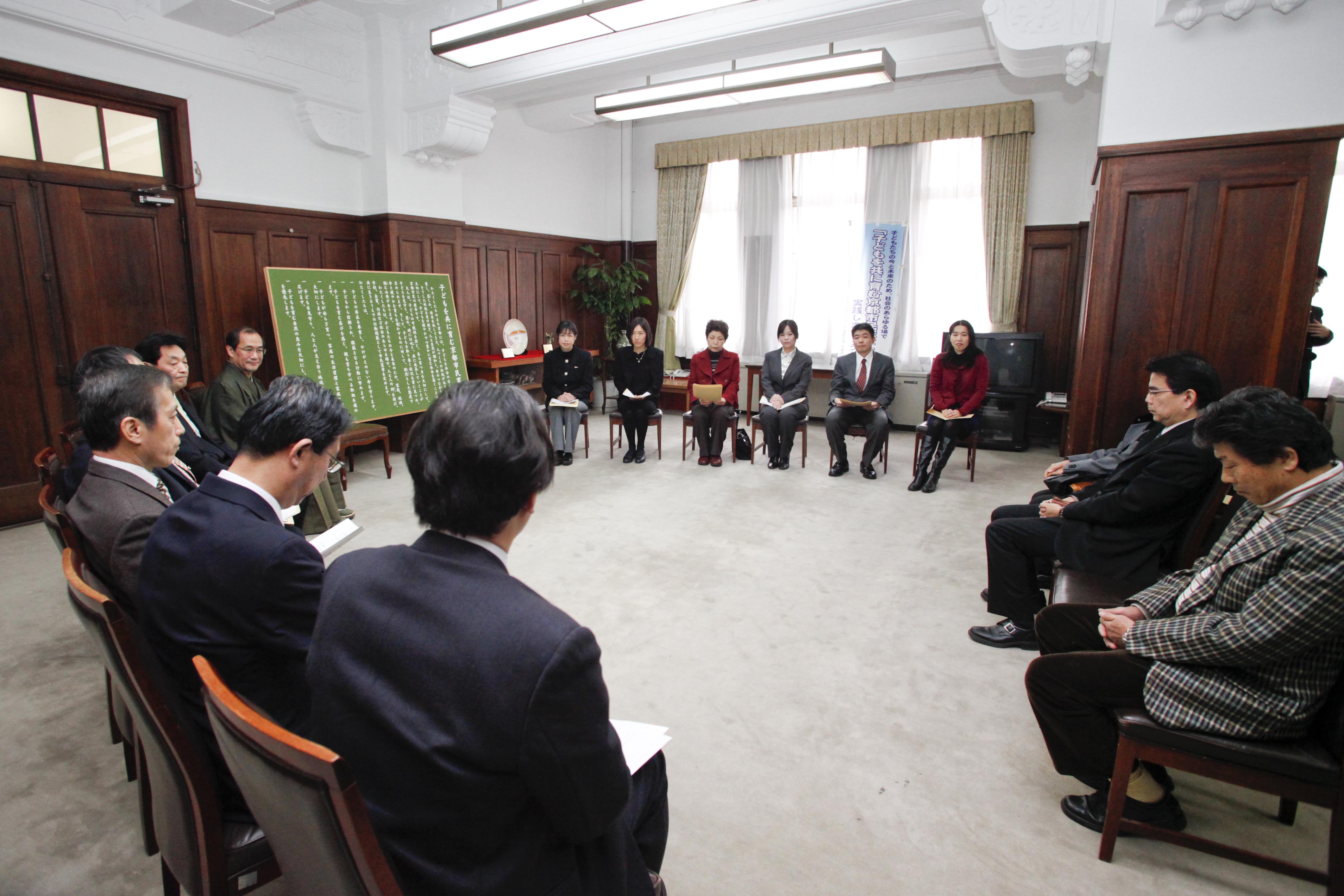 受賞者、選考委員、市長を交えての意見交換