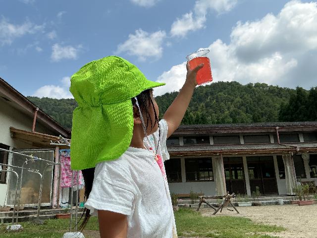 色水を空にかざしてみたら。