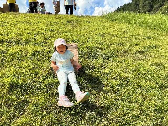 山稜橋のたもとで土手滑り。