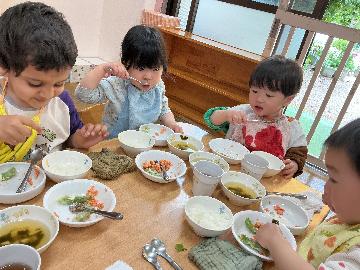 『むきむきしたの。おいしー。おかわりちょうだい。』  去年から育ててきたスナップエンドウを収穫して、塩ゆでにしてもらいました。マヨネーズをつけてパクっと食べると「おいしー」とにっこり笑顔になる子どもたちです。沢山収穫できたので、塩ゆで以外にも様々な調理法で提供してもらいながら、何度も美味しくいただくことができました。