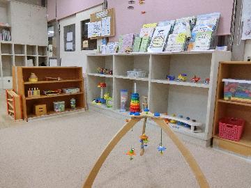 いちごの部屋　たくさんの木のおもちゃや手作りおもちゃを自由に使って遊べます。