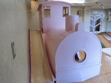 プレイルーム　大きな汽車の滑り台が人気です。