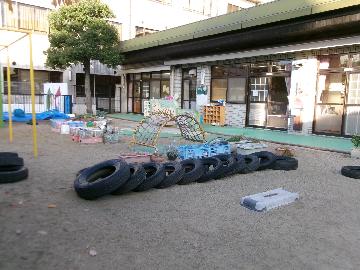 おもちゃで遊ぶ0歳児