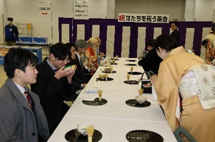 昨年度のはたちの集いの様子（人がたくさん集まっている）