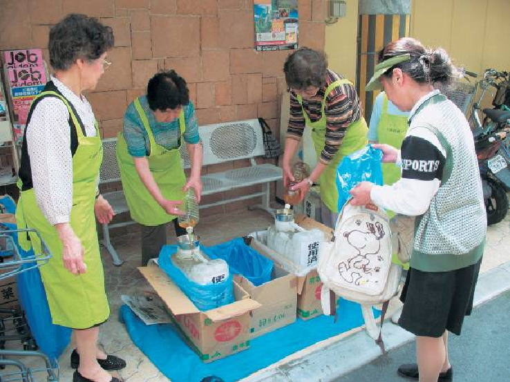 使用済みてんぷら油回収の様子