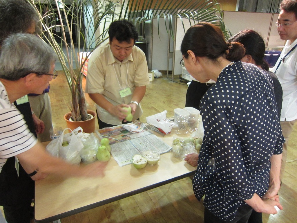 瓢箪加工の実演を行うチーム♪