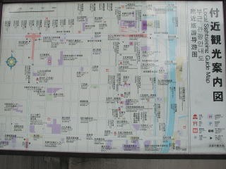四カ国語で表記された観光案内図板の写真
