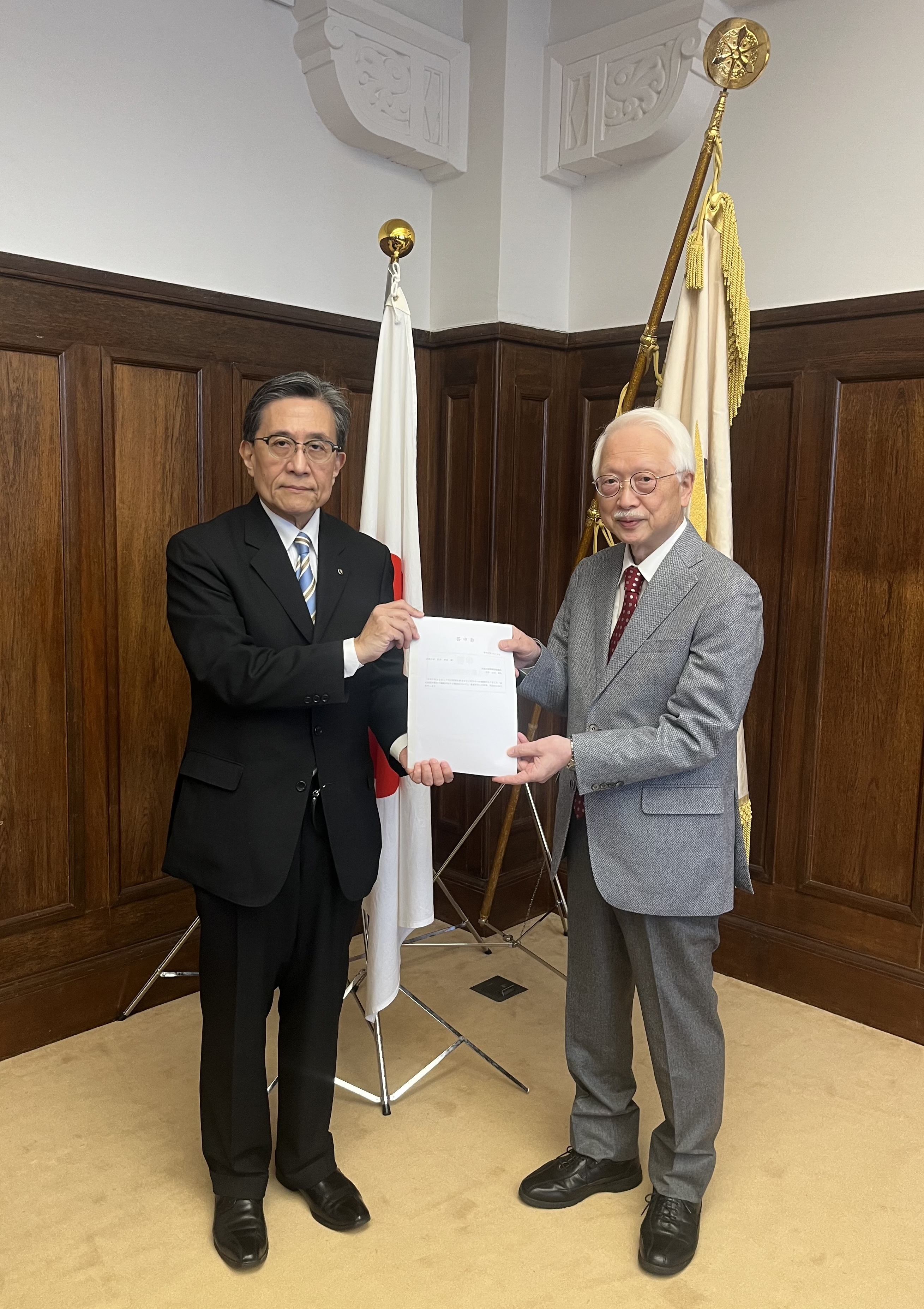 山谷会長から松井市長に答申書が提出されました