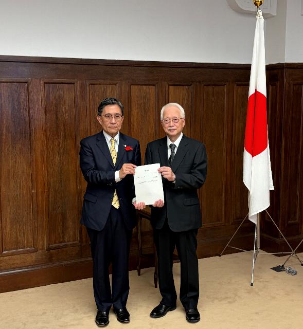 山谷会長から松井市長に答申書が提出されました