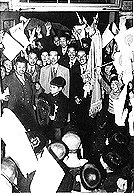 日本一の大旗をかざして校門を入る代表団
