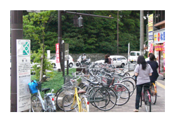 歩道に不法に駐輪された自転車