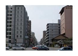 今出川通に面して並ぶマンション