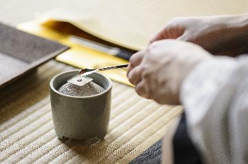 香をたく様子