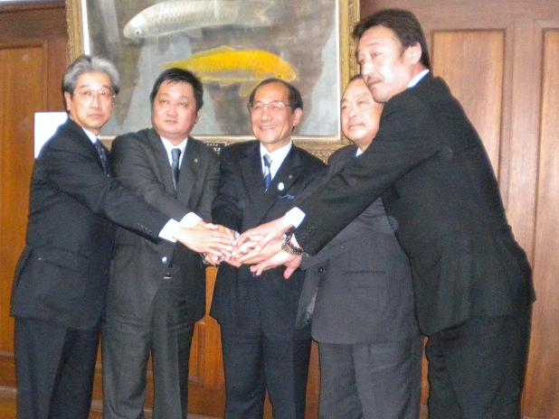 災害発生時における応急対策活動に関する協定関係者による写真