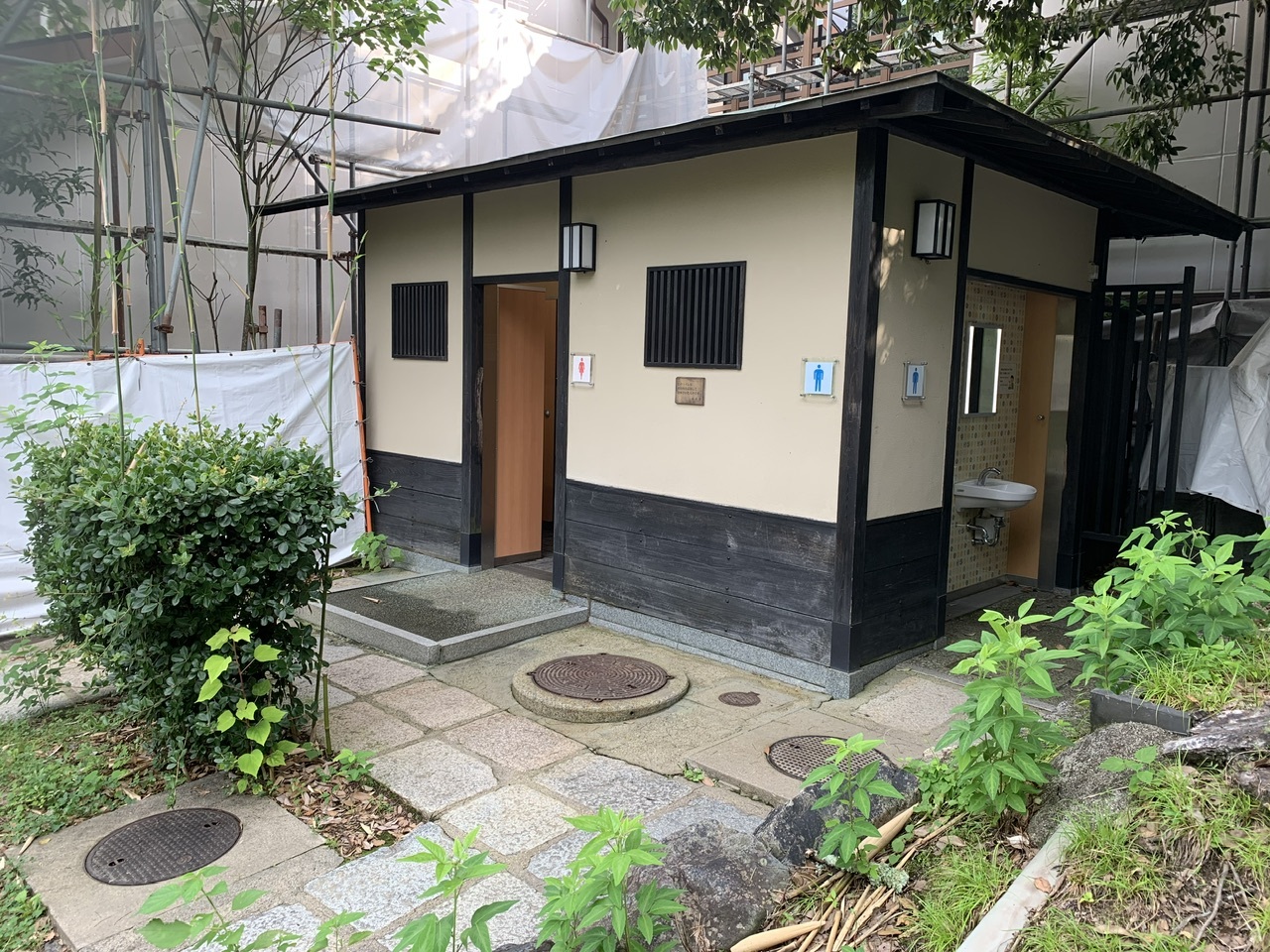 円山公園藤ノ棚東公衆トイレ外観