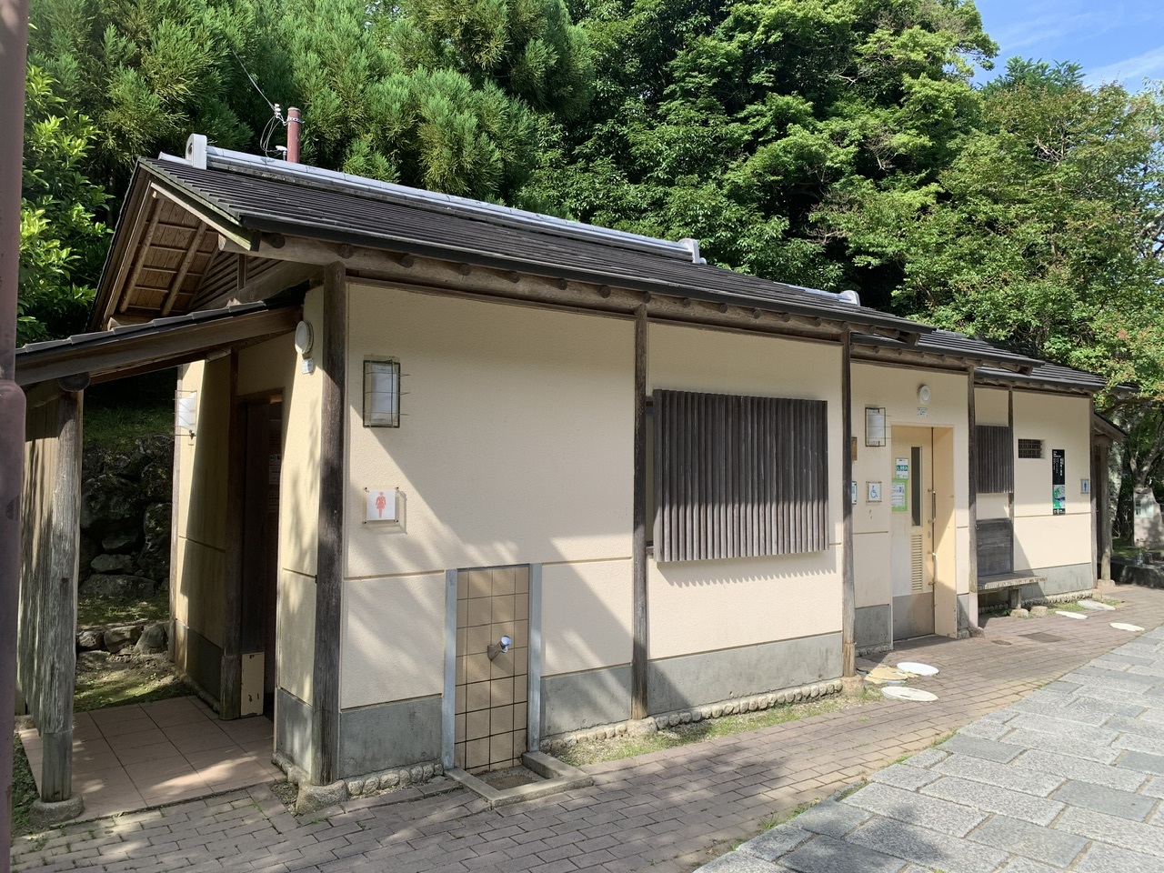 亀山公園下公衆トイレの外観写真