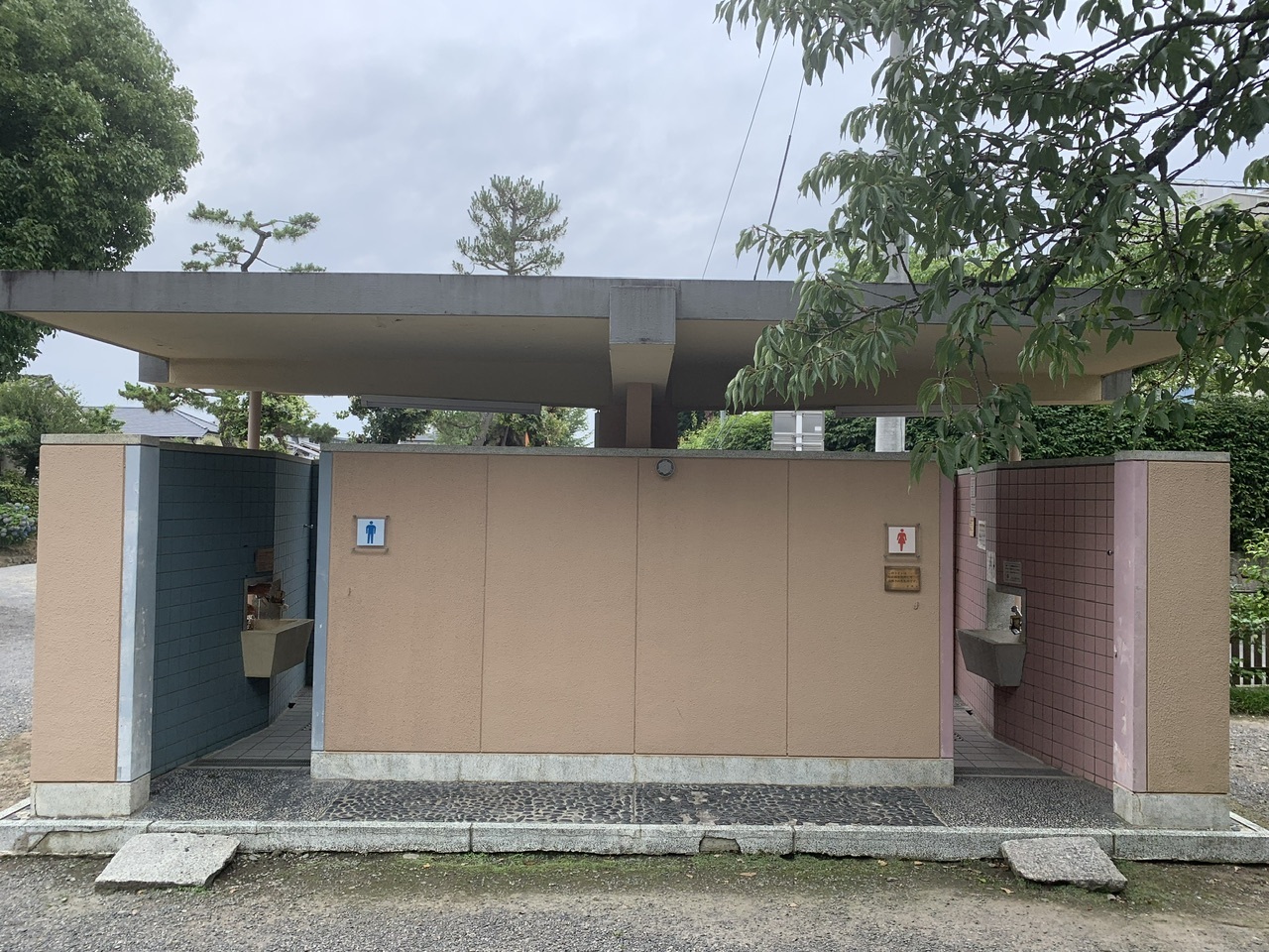 吉田神社境内公衆トイレの外観写真