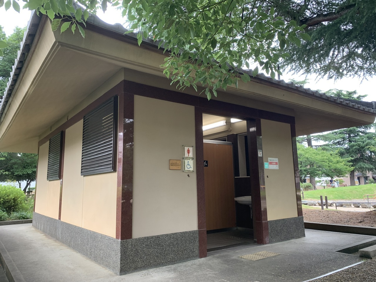 二条公園公衆トイレの外観写真