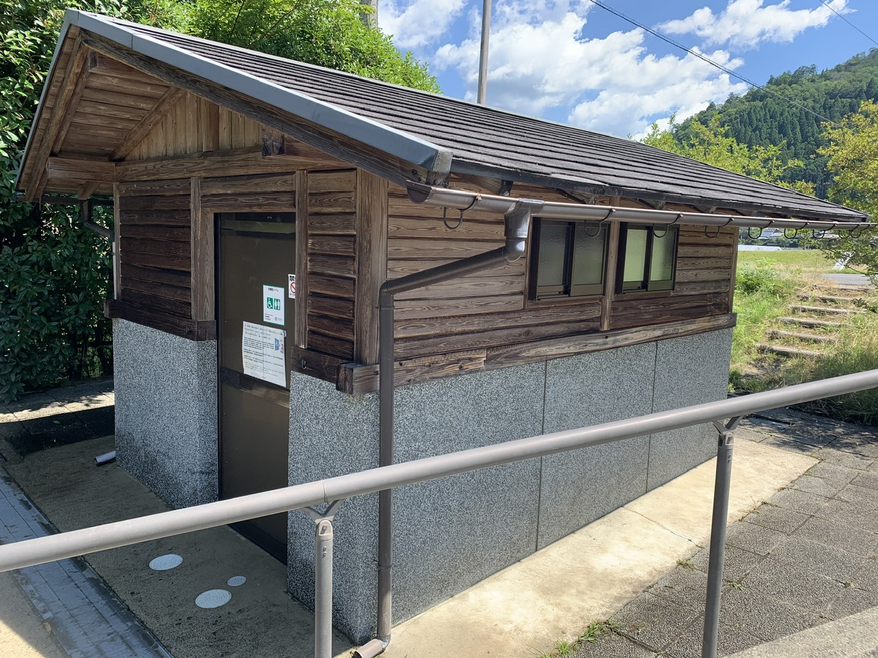 中地公衆トイレの外観写真