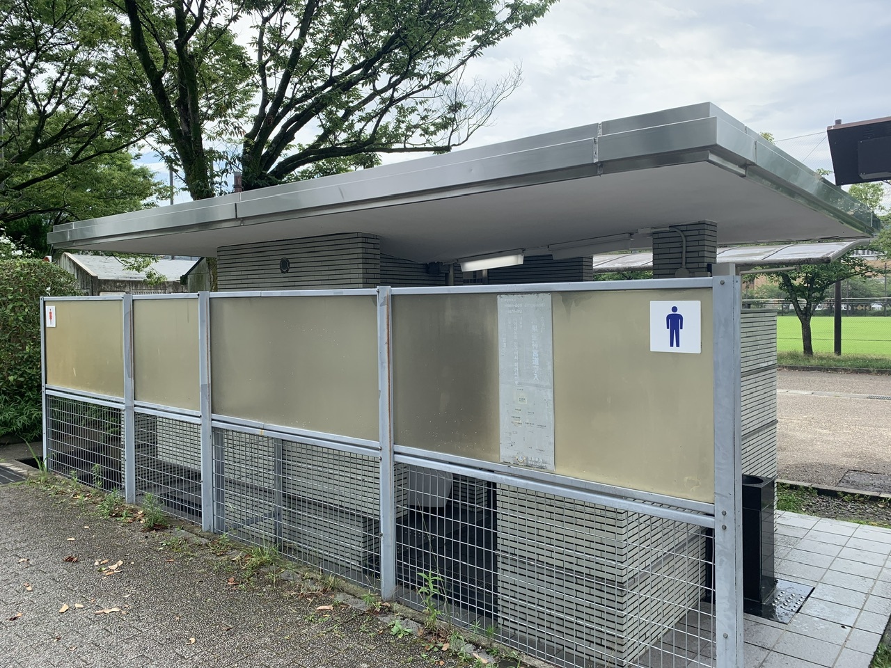 岡崎グラウンド西北角公衆トイレの外観写真