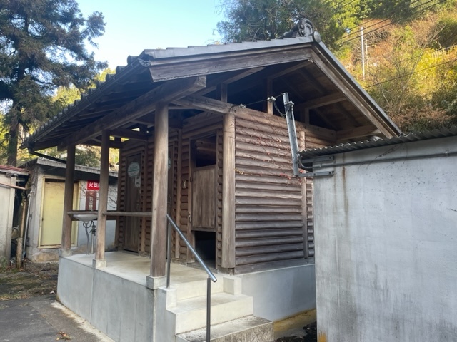 出合橋バス停前観光トイレ外観
