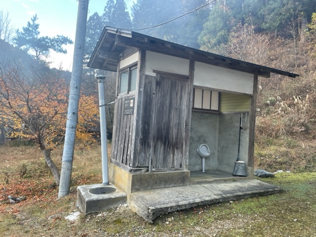 花脊原地中の町観光トイレ外観（近影）