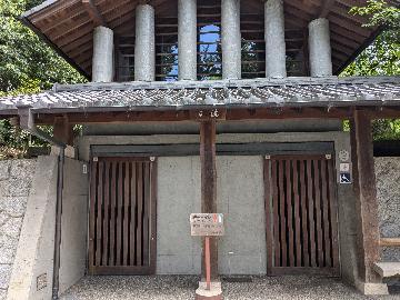 京都芸術大学観光トイレ外観