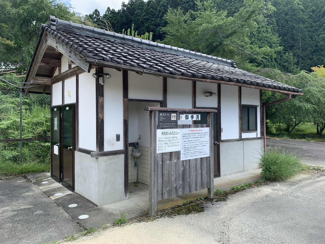 京北下中町運動広場観光トイレ外観