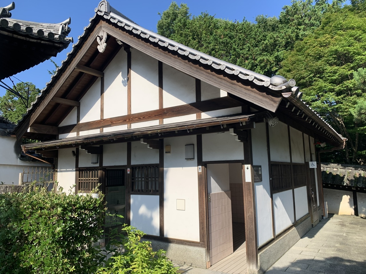 東福寺日下門観光トイレ外観