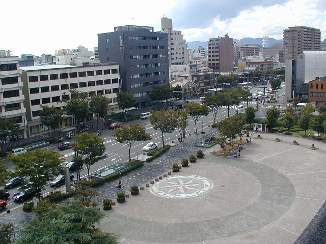 市役所前（右手前は市役所前広場）