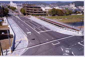 平成13年11月完成の高野橋の写真