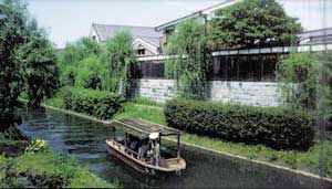宇治川派流を往来する三十石船の写真