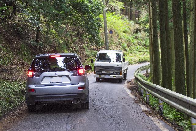 狭い車道の写真です。