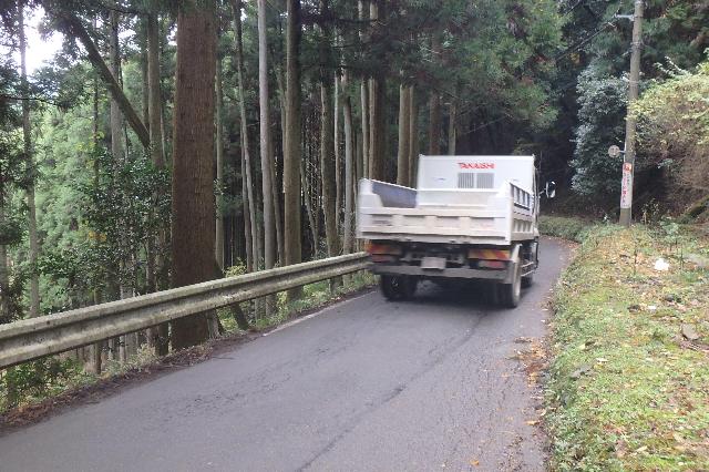 狭い車道の写真です。